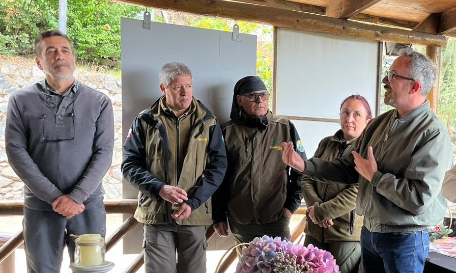 El director nacional del SBAP, Aarón Cavieres Cancino (izquierda), junto a un grupo de guardaparques y el director regional del Servicio, Antonio Varas Myrik.